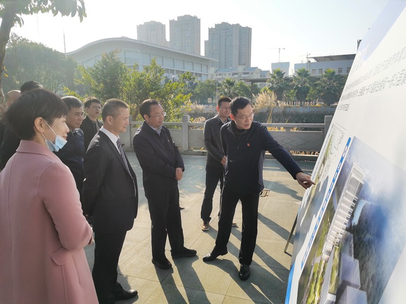 问鼎国际集团总经理向市领导介绍项目有关情况_副本.jpg